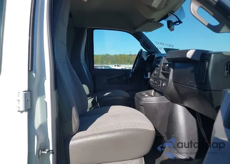 2018 Chevrolet Express 2500 Work Van z USA, uszkodzony, nr VIN 1GCWGAFP0J1270311